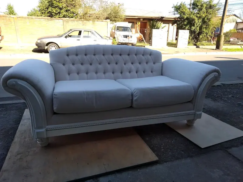 Sofá vintage de madera con tapiz floral - 2