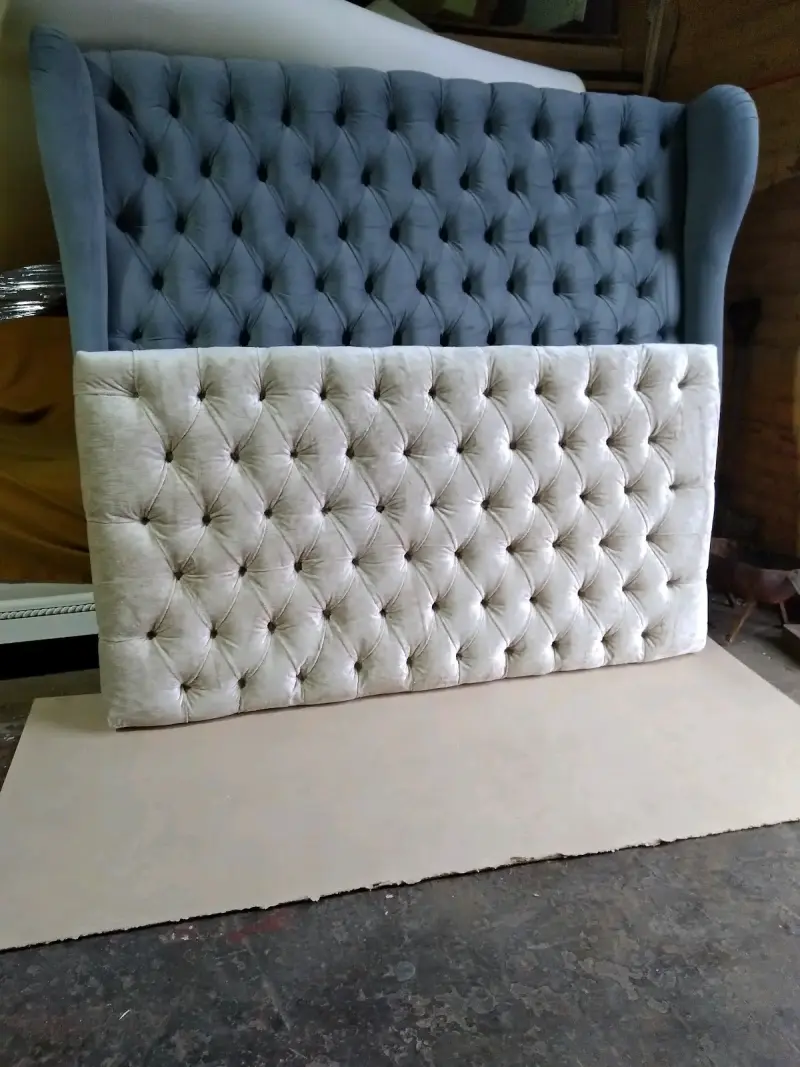 Sofá vintage de madera con tapiz floral - 3