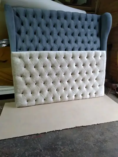 Sofá vintage de madera con tapiz floral - miniatura 3
