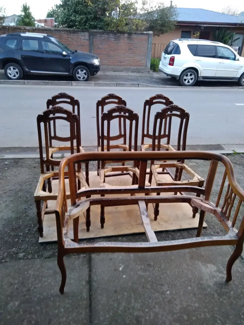 Sofá vintage de madera con tapiz floral - 4