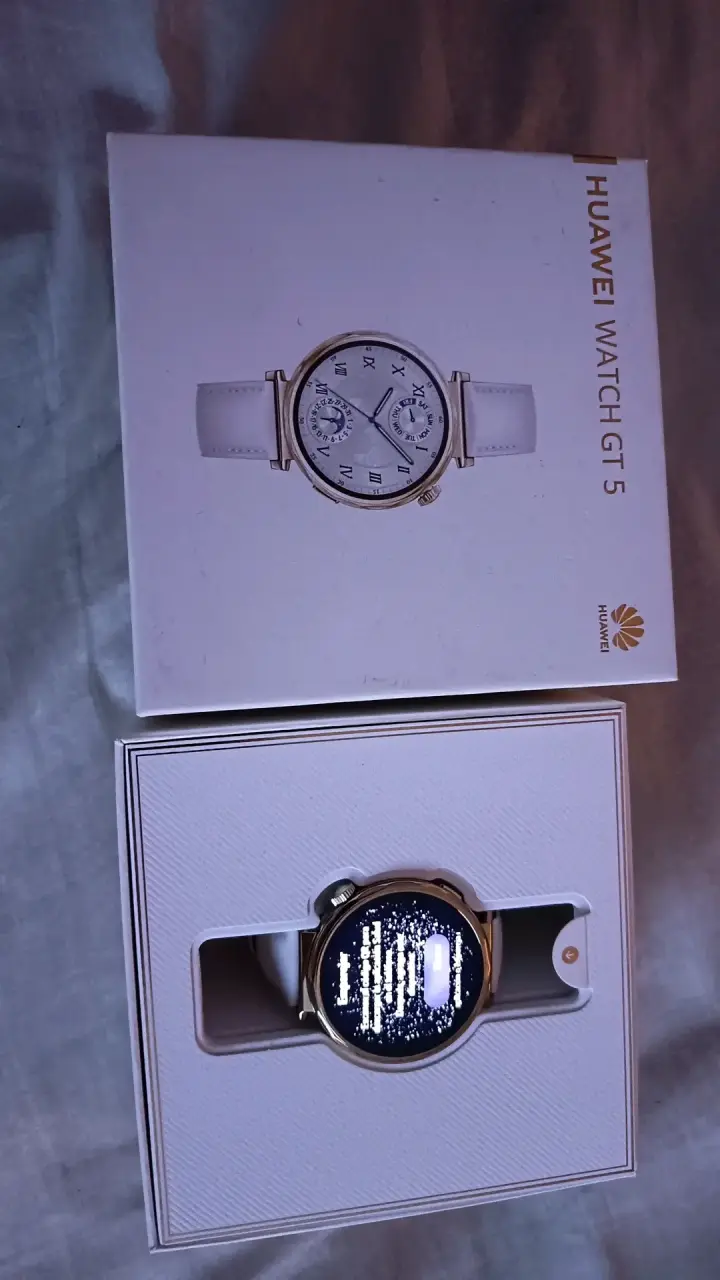 Smartwatch Huawei Watch GT 5 dorado con correa blanca - 2