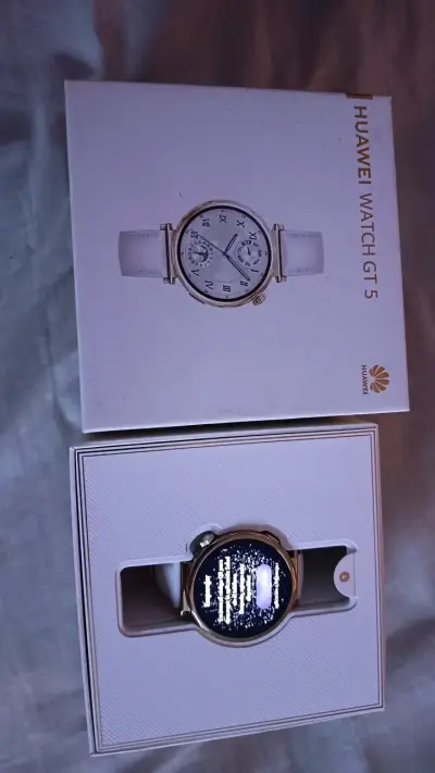 Smartwatch Huawei Watch GT 5 dorado con correa blanca - miniatura 2