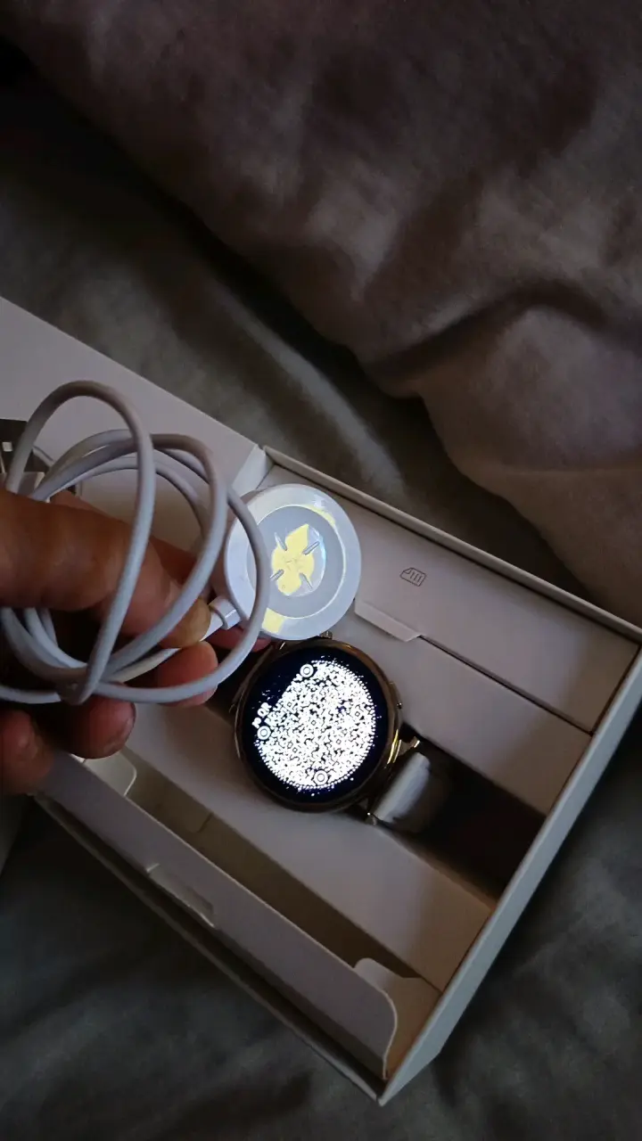 Smartwatch Huawei Watch GT 5 dorado con correa blanca - 3