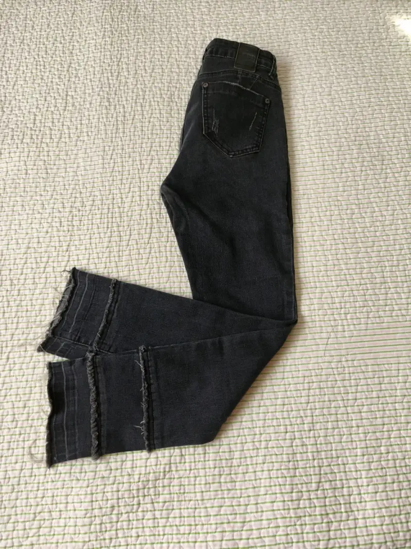 Jeans negros con dobladillo deshilachado para mujer - 1