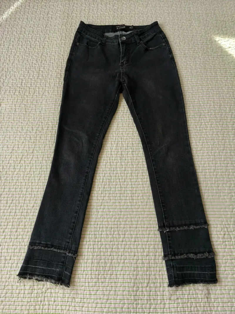 Jeans negros con dobladillo deshilachado para mujer - 2