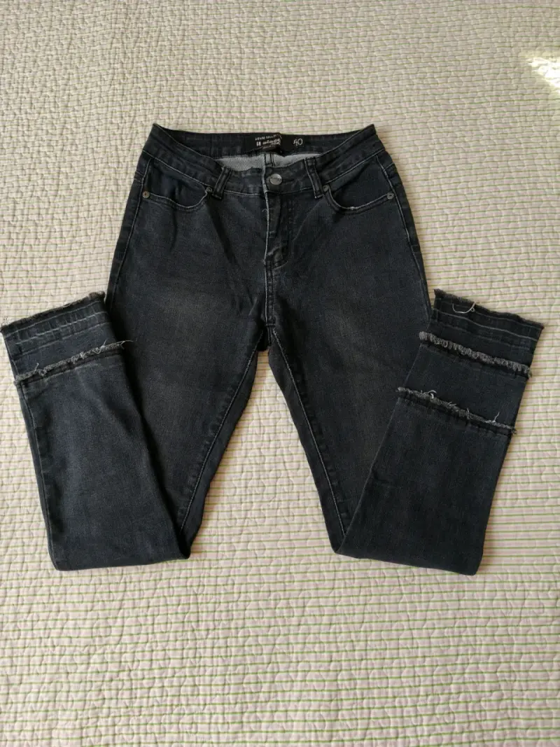 Jeans negros con dobladillo deshilachado para mujer - 3