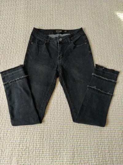 Jeans negros con dobladillo deshilachado para mujer - miniatura 3