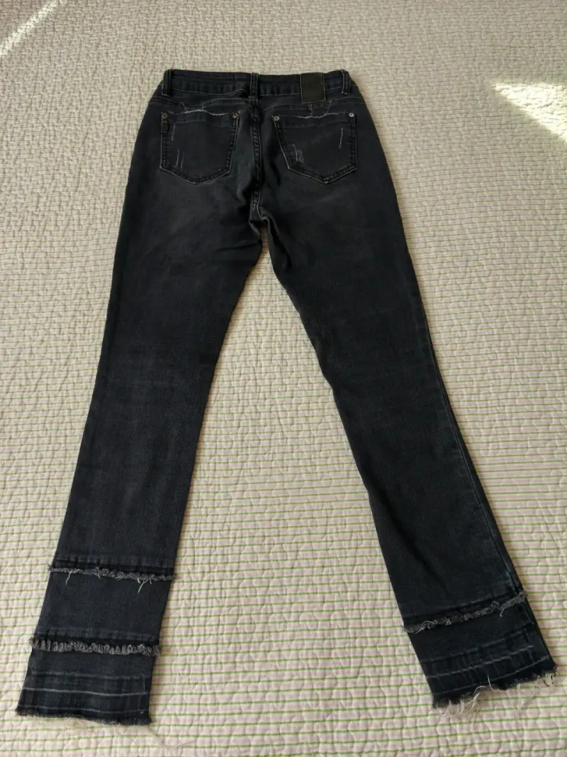 Jeans negros con dobladillo deshilachado para mujer - 4