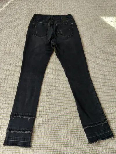 Jeans negros con dobladillo deshilachado para mujer - miniatura 4