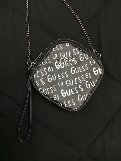 Bolso bandolera Guess negro con logo - miniatura 2