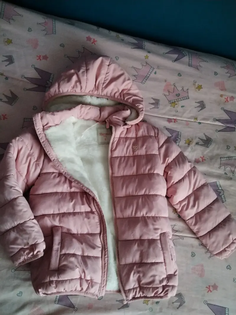 Chaqueta acolchada rosa para niña con capucha