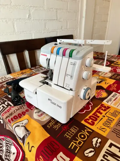 Máquina overlock Janome MyLock 744D en buen estado - miniatura 1