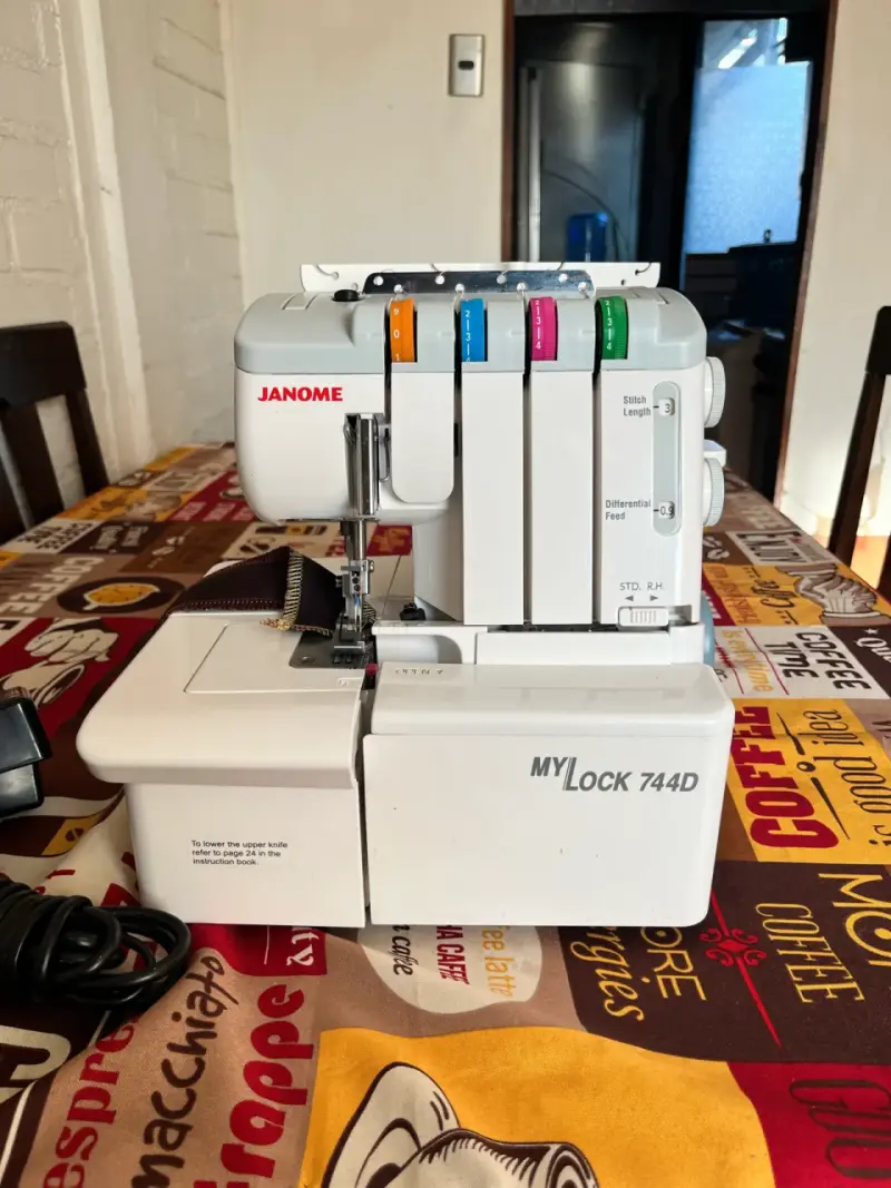 Máquina overlock Janome MyLock 744D en buen estado - 2
