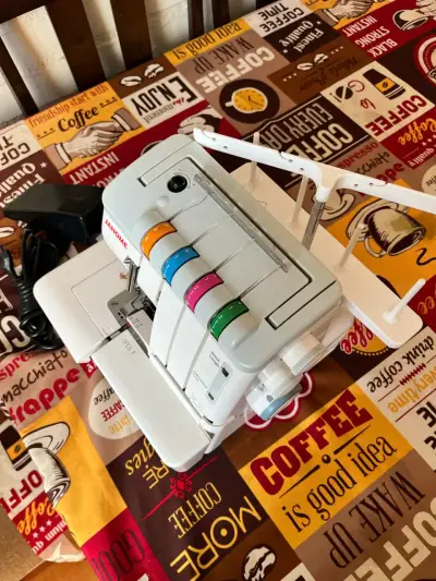 Máquina overlock Janome MyLock 744D en buen estado - miniatura 3