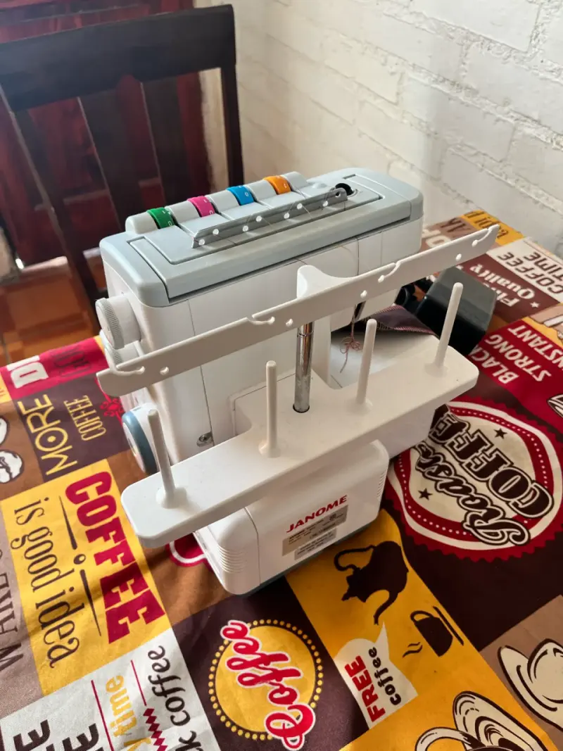 Máquina overlock Janome MyLock 744D en buen estado - 4