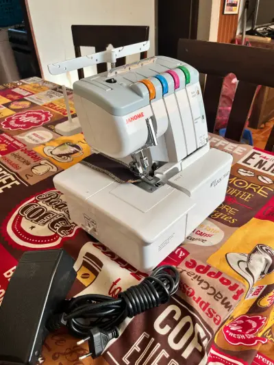 Máquina overlock Janome MyLock 744D en buen estado - miniatura 5