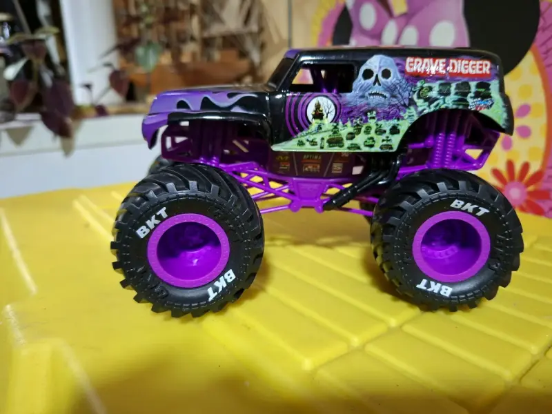 Camión Monster Truck Grave Digger a escala - 1