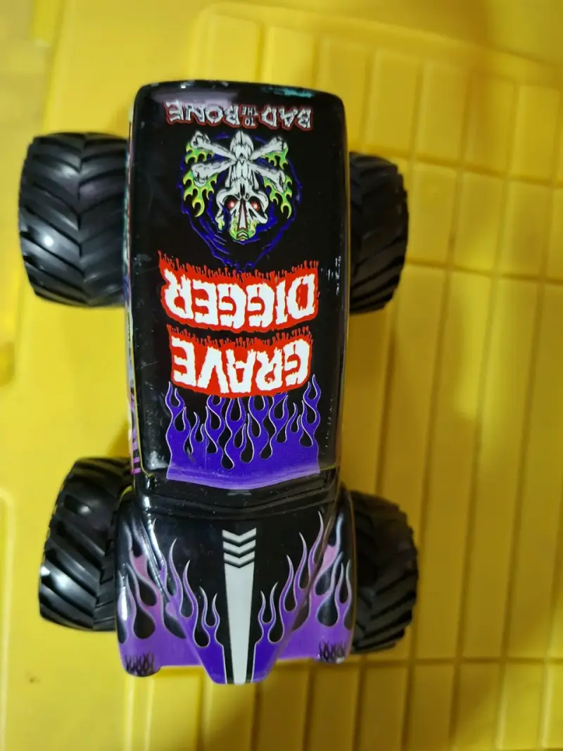 Camión Monster Truck Grave Digger a escala - 2