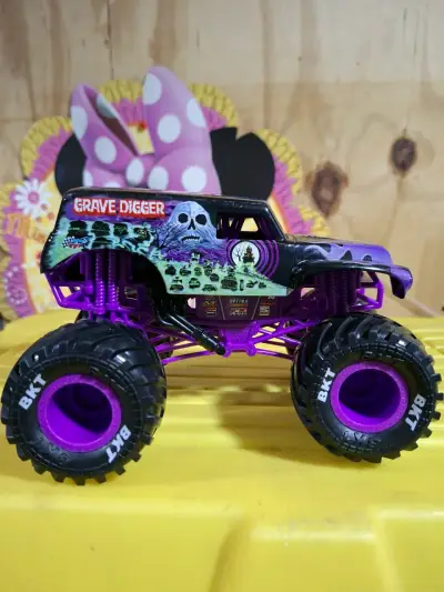 Camión Monster Truck Grave Digger a escala - miniatura 3