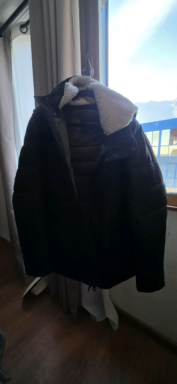 Chaqueta acolchada negra Guess con capucha - 1