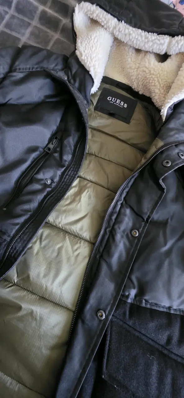 Chaqueta acolchada negra Guess con capucha - 3