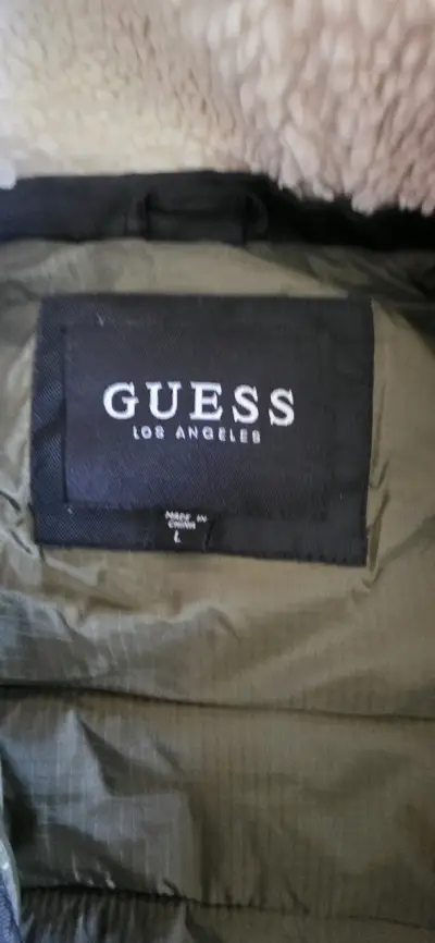 Chaqueta acolchada negra Guess con capucha - miniatura 4