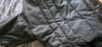 Chaqueta acolchada negra Guess con capucha - miniatura 6