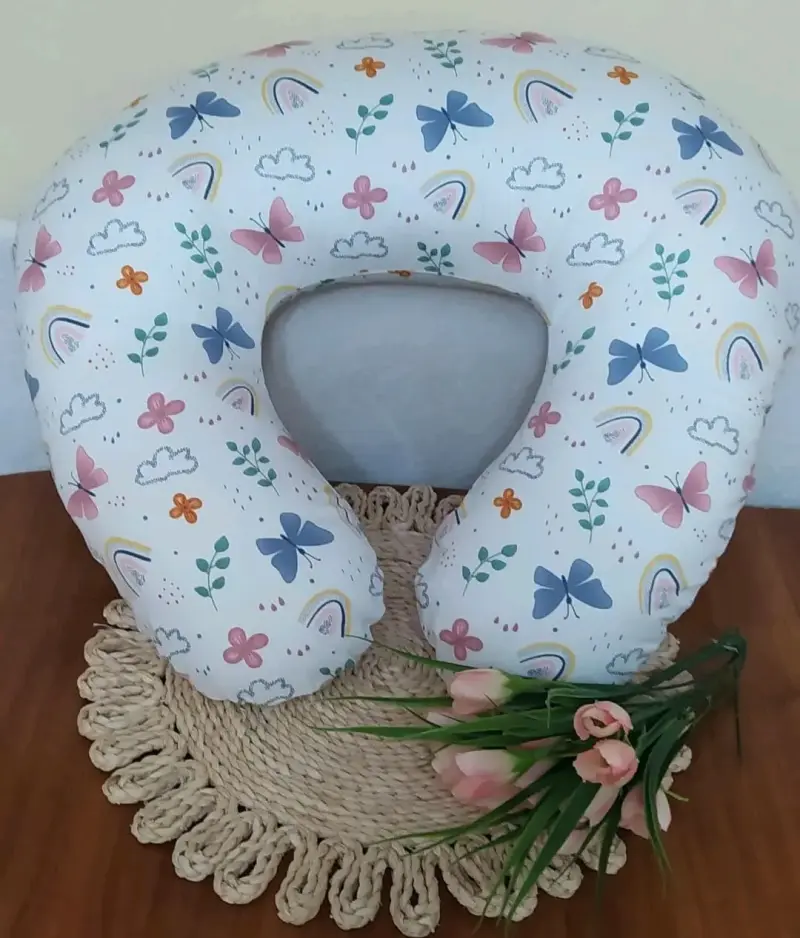 Cojín de lactancia con diseño de mariposas