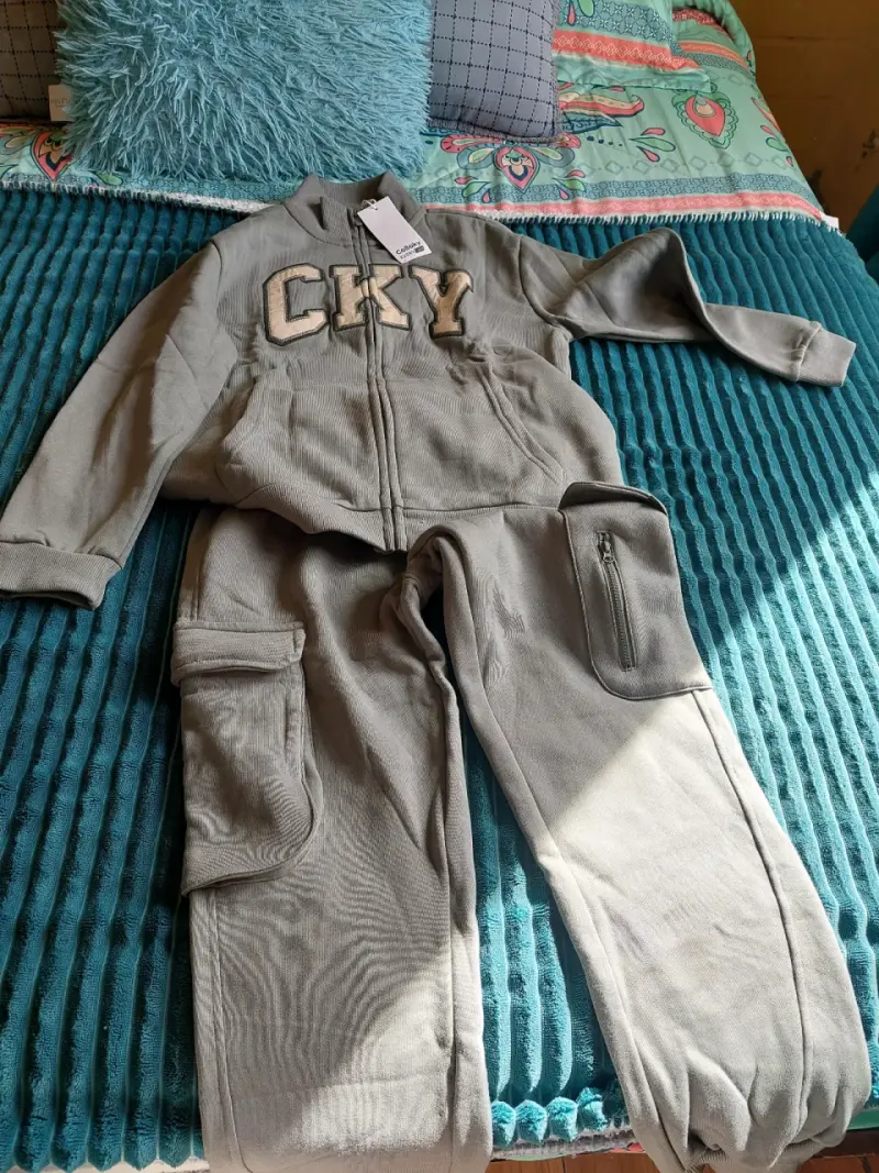 Conjunto deportivo gris con capucha CKY