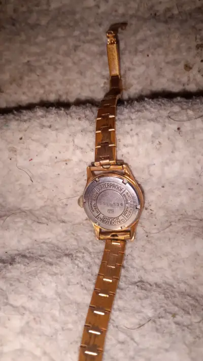 Reloj vintage Technos chapado en oro - miniatura 2