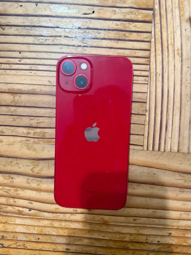 iPhone 13 rojo en buen estado con caja - 2