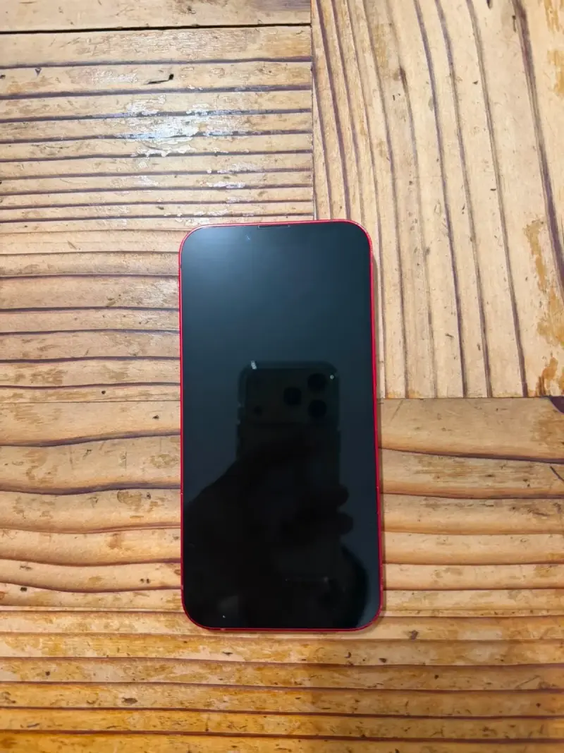 iPhone 13 rojo en buen estado con caja - 4