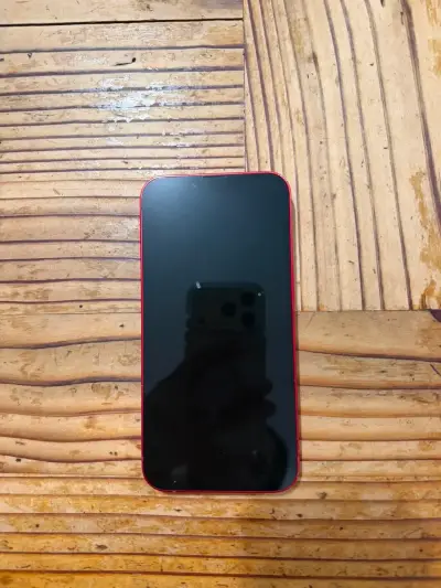 iPhone 13 rojo en buen estado con caja - miniatura 4