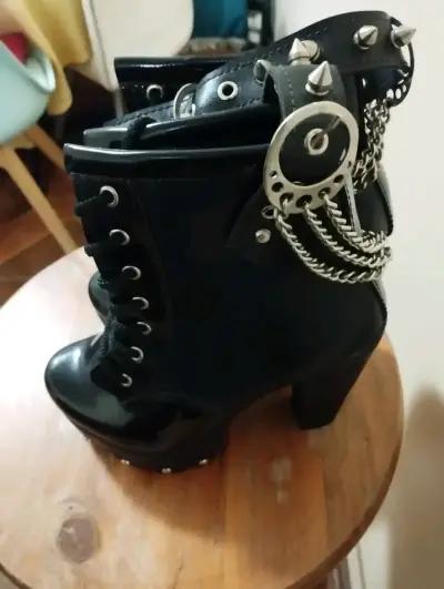Botines negros con cadenas y tacón alto - miniatura 1