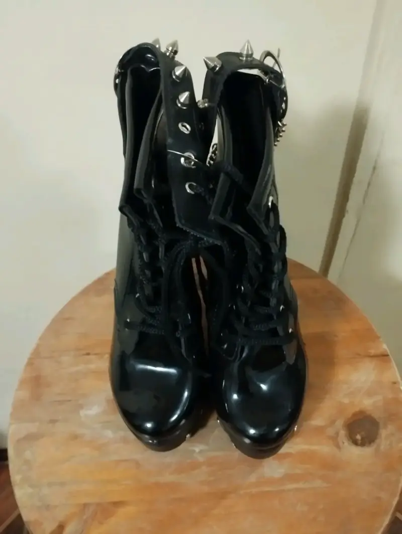 Botines negros con cadenas y tacón alto - 2