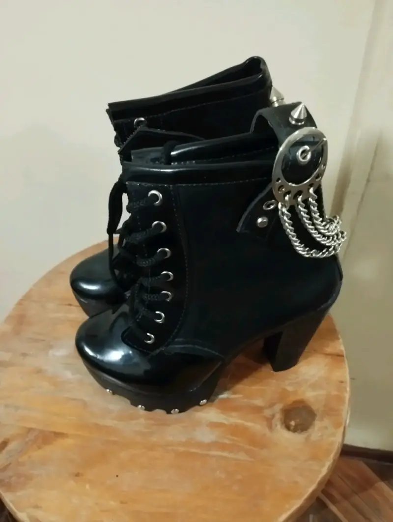 Botines negros con cadenas y tacón alto - 3