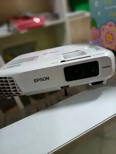 Proyector Epson con HDMI y 3LCD - miniatura 1