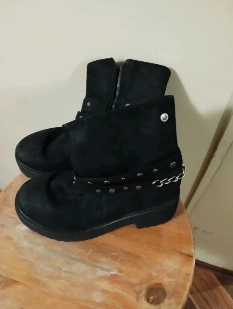 Botas negras con cadena y tachas - 1