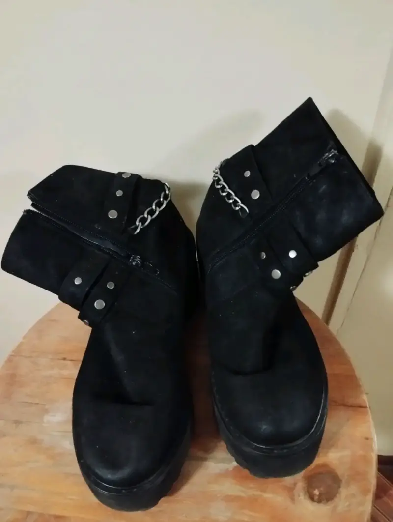 Botas negras con cadena y tachas - 2