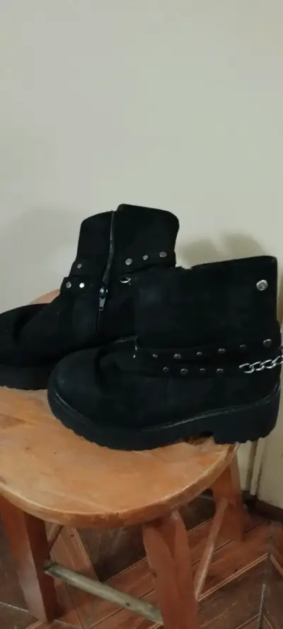 Botas negras con cadena y tachas - miniatura 3