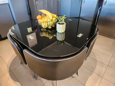 Mesa de Comedor Negra con Sillas Modernas - miniatura 1