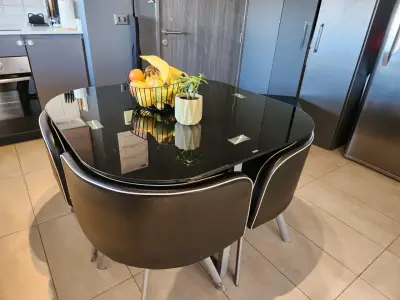 Mesa de Comedor Negra con Sillas Modernas - miniatura 2