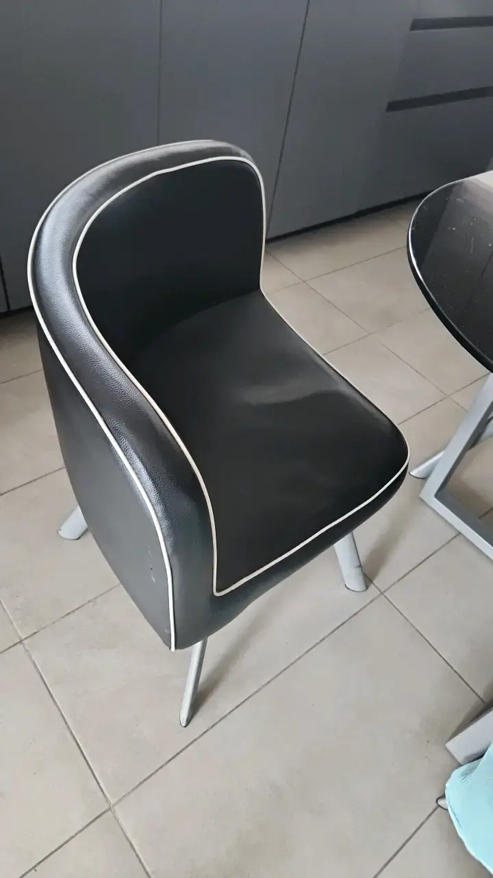 Mesa de Comedor Negra con Sillas Modernas - 3