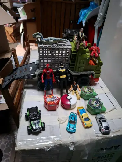 Lote de juguetes con figuras de acción y autos - miniatura 1