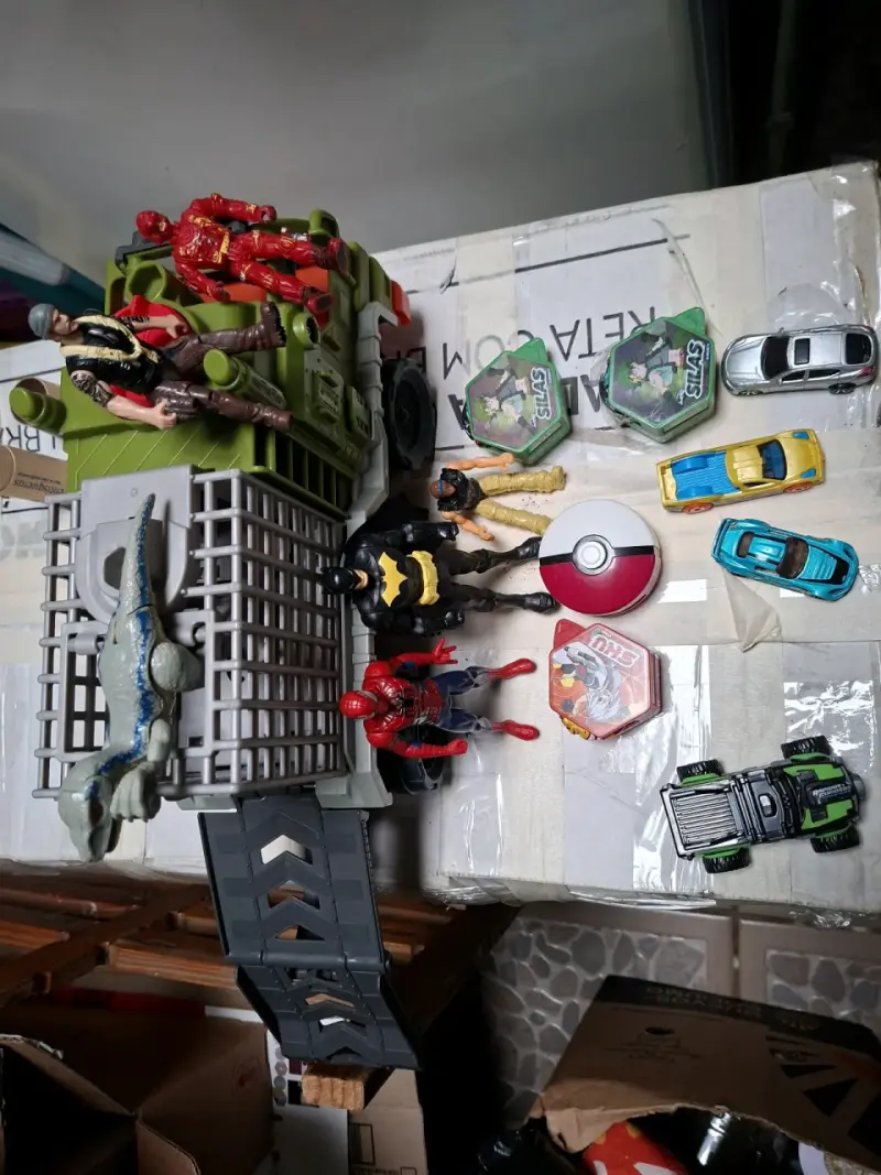 Lote de juguetes con figuras de acción y autos - 2