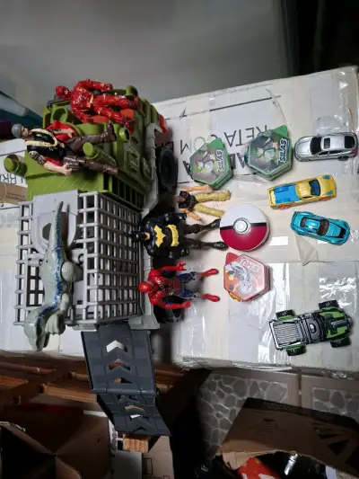 Lote de juguetes con figuras de acción y autos - miniatura 2