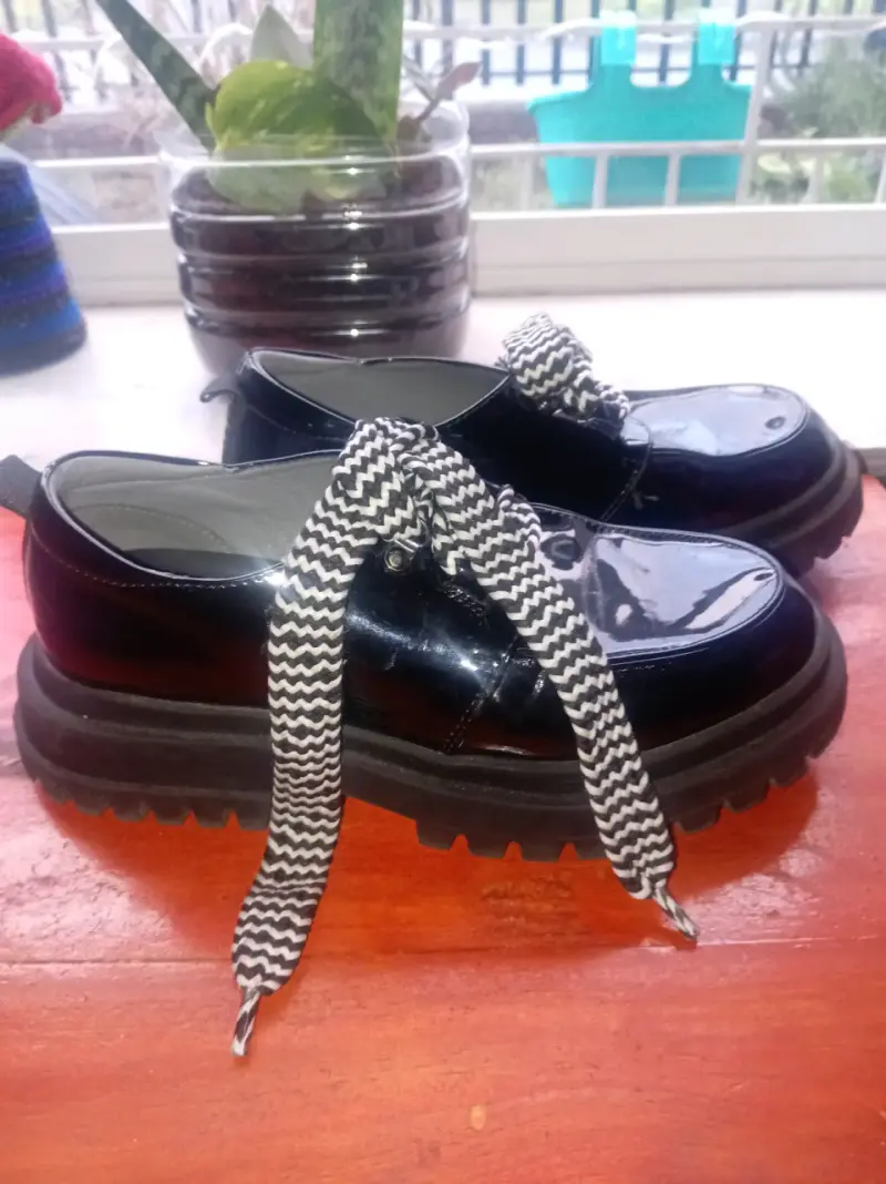 Zapatos de charol negro con cordones gruesos - 1