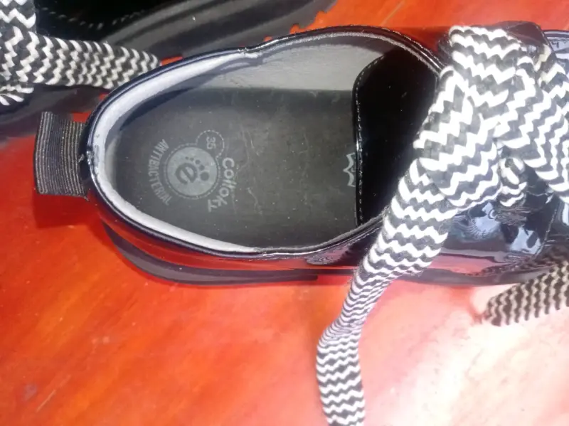 Zapatos de charol negro con cordones gruesos - 2