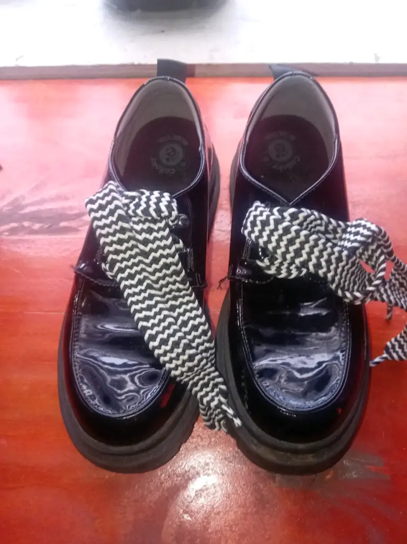 Zapatos de charol negro con cordones gruesos - 3