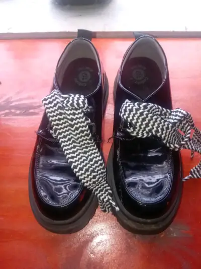 Zapatos de charol negro con cordones gruesos - miniatura 3